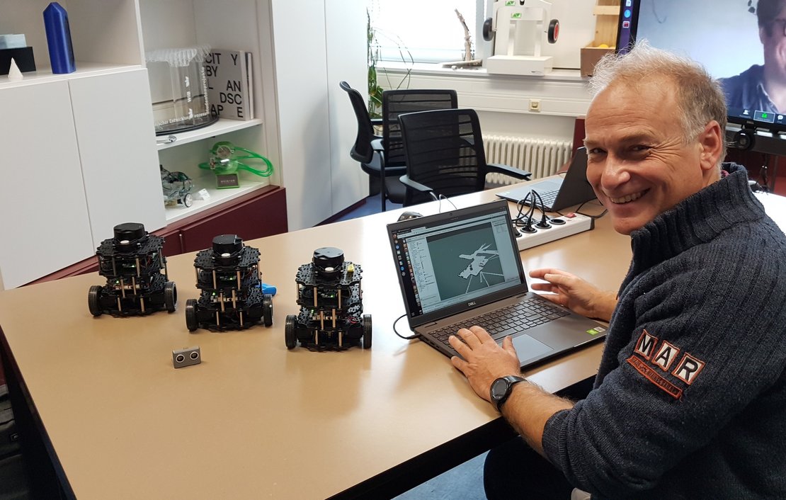 Prof. Olaf Just (WHS) mit Turtle Bots