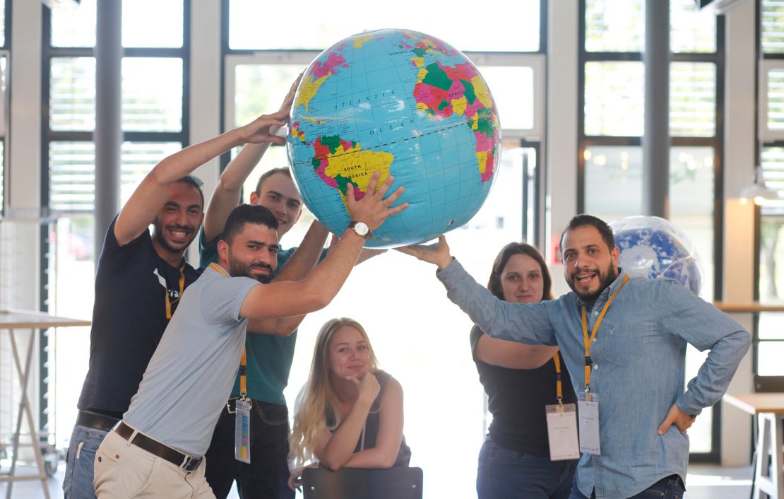 internationale Studierende mit einem Globus