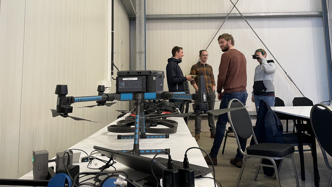 Studierende im Rettungsrobotikzentrum mit einer Drohne