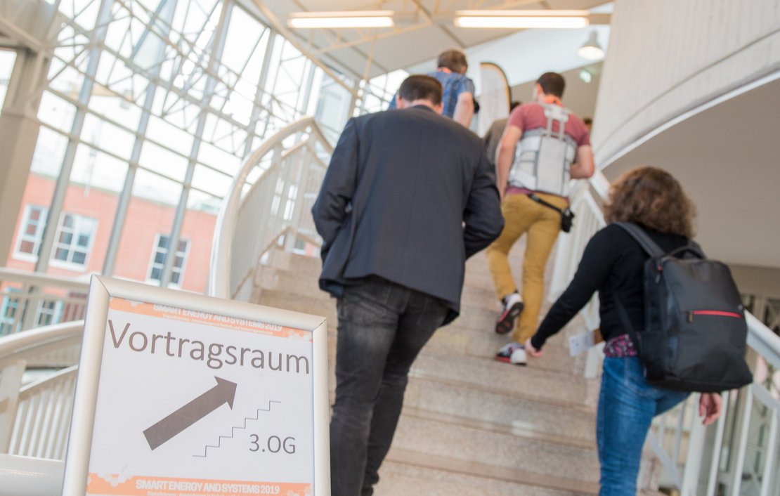 Teilnehmer der Smart Energy 2019 gehen eine Treppe hinauf