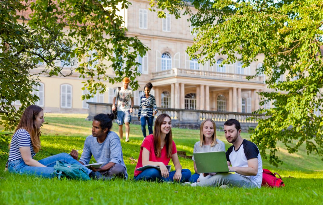 Studierende auf dem Campus der Uni Hohenheim