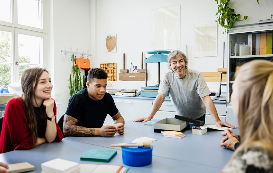 Gruppe von Studierenden an einem Tisch