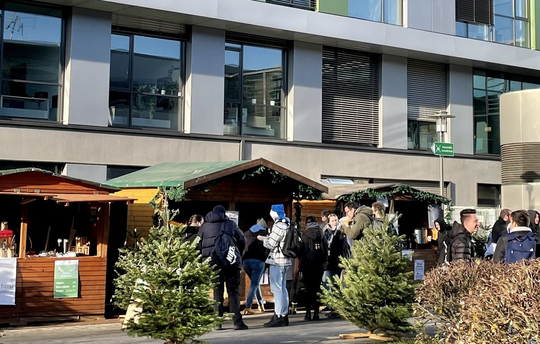 Weihnachtsmarkt vor dem Hochschulgebäude