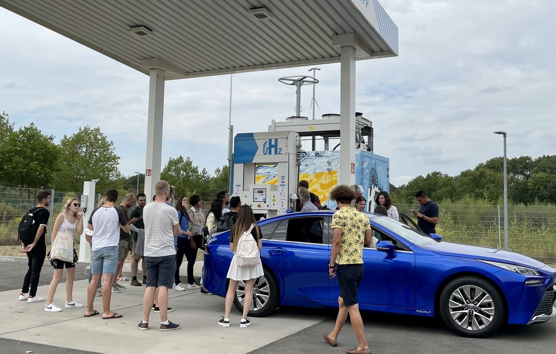 Studierende an der Wasserstofftankstelle