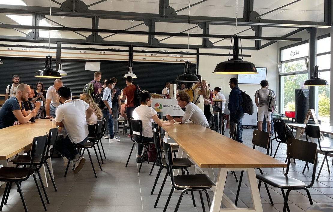 Studierende in Gruppen in der Pause