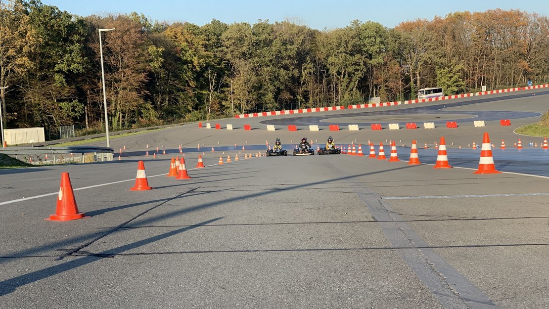 Karts auf einer Rennstrecke