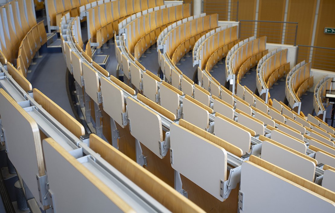 Stuhlreihen in einem Hörsaal