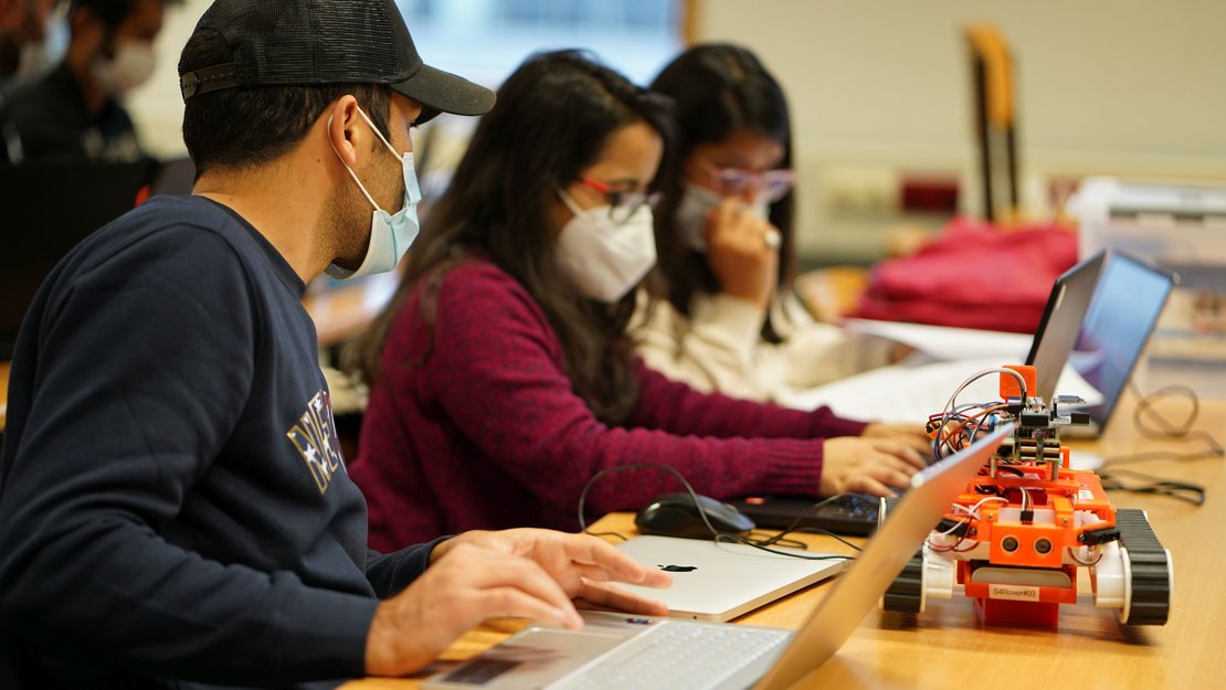 Gruppe von Studierenden im Gespräch