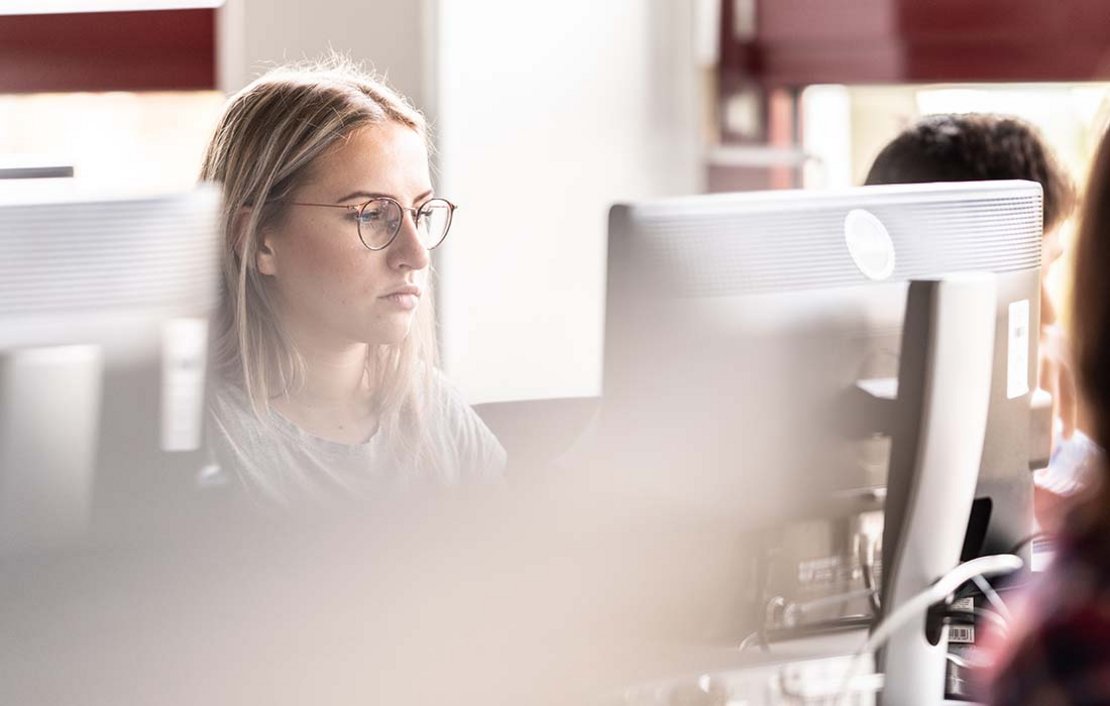 Studentin am Computer